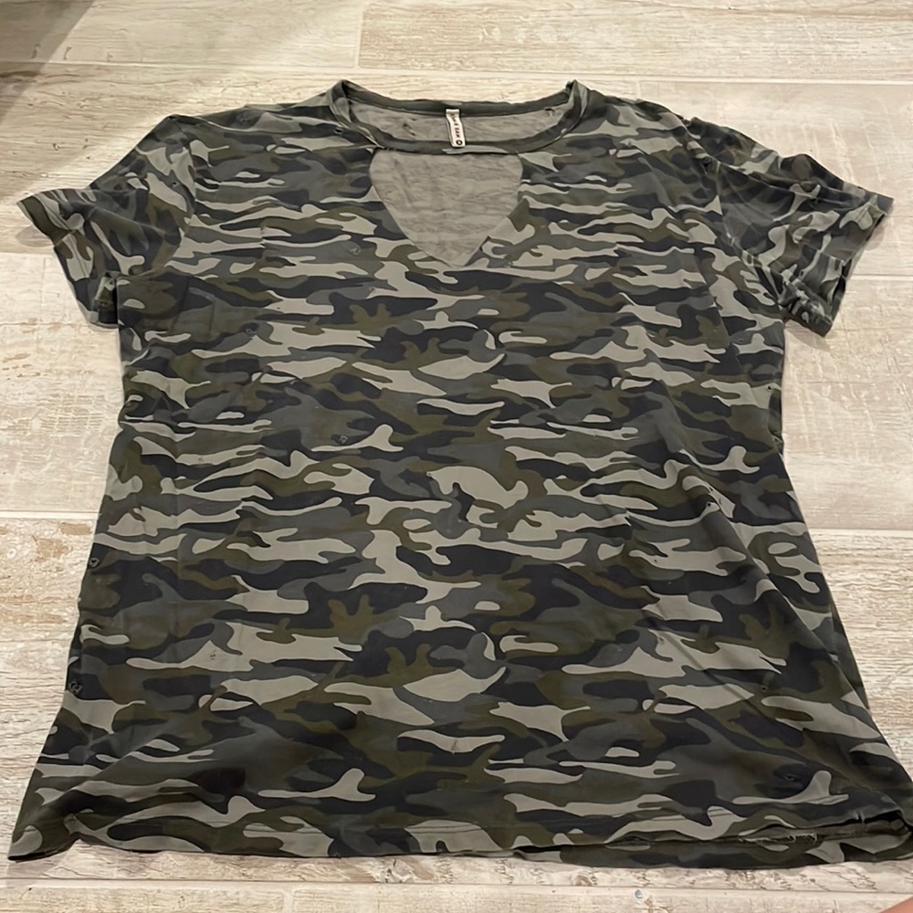 **LAST CHANCE** Distressed Camo Tee - Picture 1 of 2